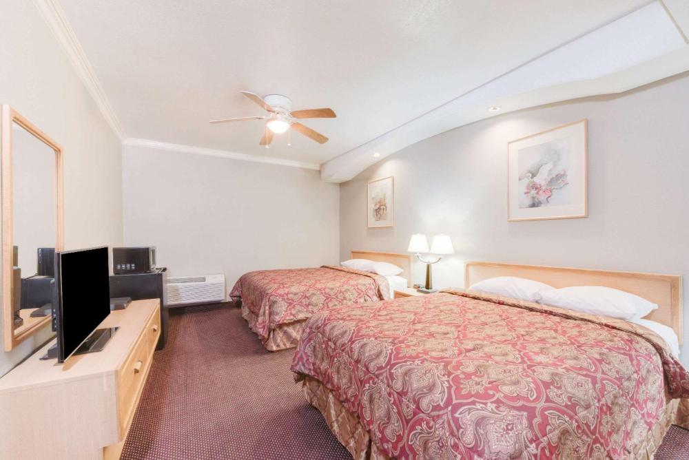 Queen Room with Two Queen Beds - Non-Smoking interior